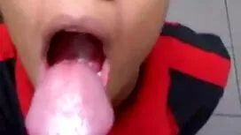 موهای او کوتاه و بزر ...