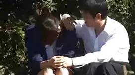 دختر قرار داده و چوب ...