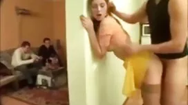 یک خانم بلوند زیبا س ...