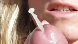 قرار دادن یک انگشت د ...